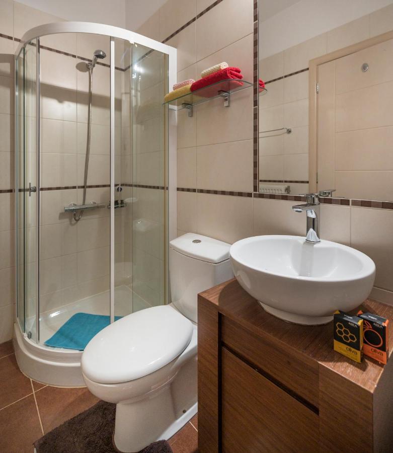 하니아 Luxury Coastal Retreat, Mountain View Balcony With Palm Trees & Parking 아파트 외부 사진